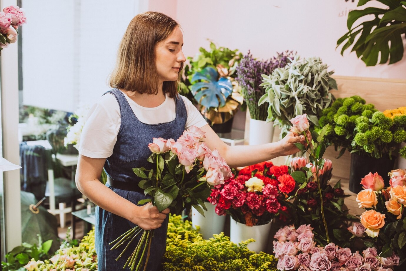 mujer florista su propia tienda flores cuidando flores 1303 15614